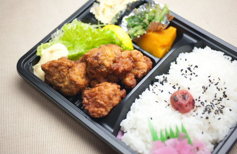 厳選した鶏肉で作る冷めてもジューシーな唐揚げ | 大阪の弁当配達ならメニューが豊富なデリバリーマルシェ