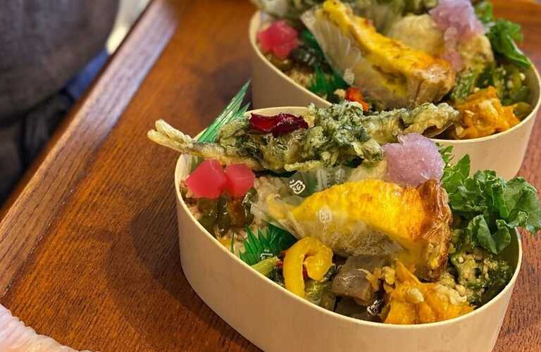 [大阪 ヘルシーご飯]玄米の上におかず惣菜弁当！