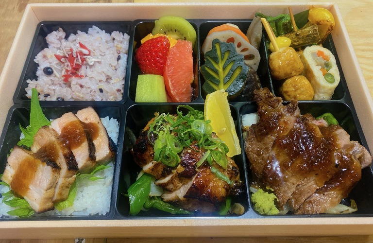 『豪華お肉3種弁当』は、親戚・会社の集まりに合う人気のデリバリー弁当