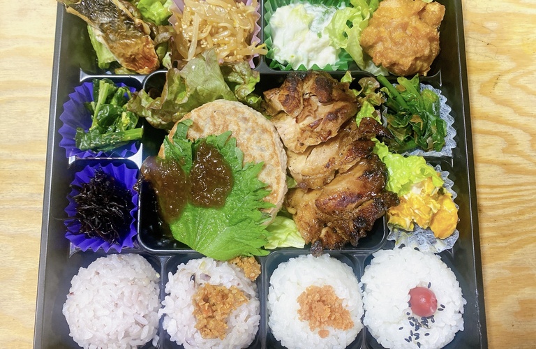大阪城公園へお届け[ 冷めても美味しいピクニック用お弁当]