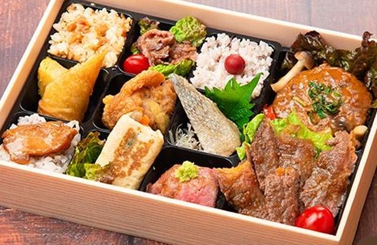 豪華で贅沢な高級弁当 - デミグラスソースハンバーグとサーロインステーキの贅を尽くした味わい