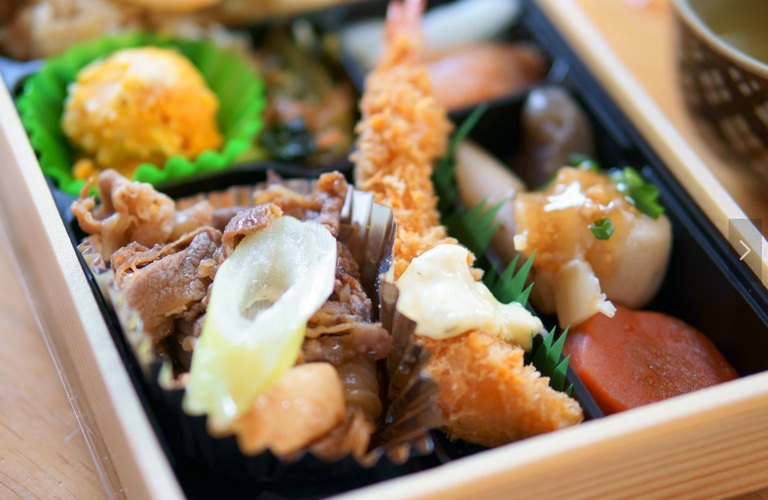 食材にこだわった彩り豊かなお弁当を宅配します | 東大阪市のデリバリーなら美味しさをお届け