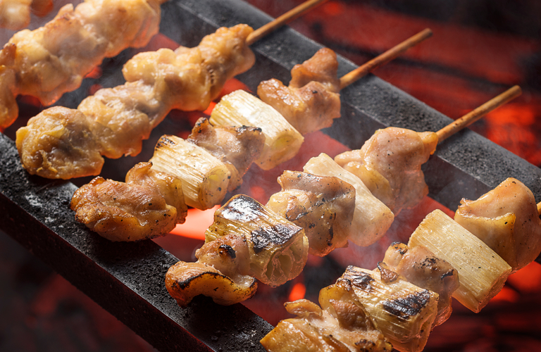 自家製のタレが香ばしいぷりぷりの焼き鳥を宅配 | 東大阪市のデリバリーなら美味しさをお届けする鶏デリ