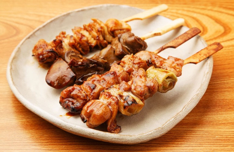 こだわりの焼き鳥届けます  焼き鳥デリバリー店「鶏デリ」。  こだわりの鳥をあなたのもとへ。